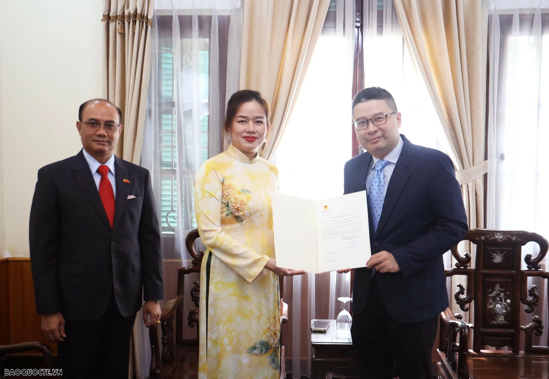 Cục trưởng Cục Lãnh sự Doãn Hoàng Minh đã trao Giấy Chấp nhận lãnh sự danh dự Myanmar tại TP. Hồ Chí Minh. (Ảnh: Thành Long)