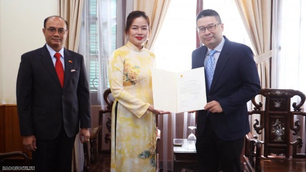 Presentation of the Honorary Consul Acceptance Certificate for Myanmar in Ho Chi Minh City