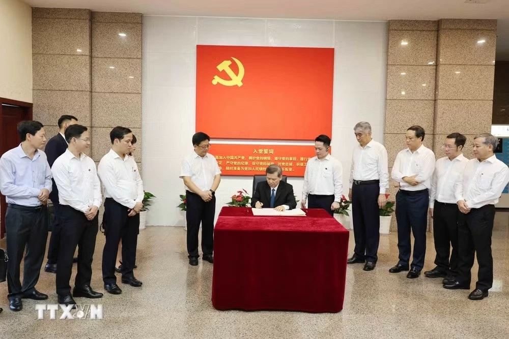 Đoàn đại biểu Đảng Cộng sản Việt Nam thăm và làm việc tại thành phố Trùng Khánh, Trung Quốc