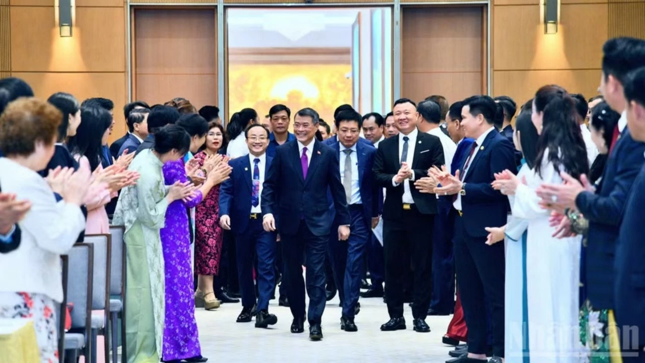 Thủ tướng Chính phủ Lê Minh Hưng đến dự Hội nghị Thường trực Chính phủ với cộng đồng doanh nghiệp. (Nguồn: Nhandan) Thủ tướng Chính phủ Lê Minh Hưng đến dự Hội nghị Thường trực Chính phủ với cộng đồng doanh nghiệp. (Nguồn: Nhandan)