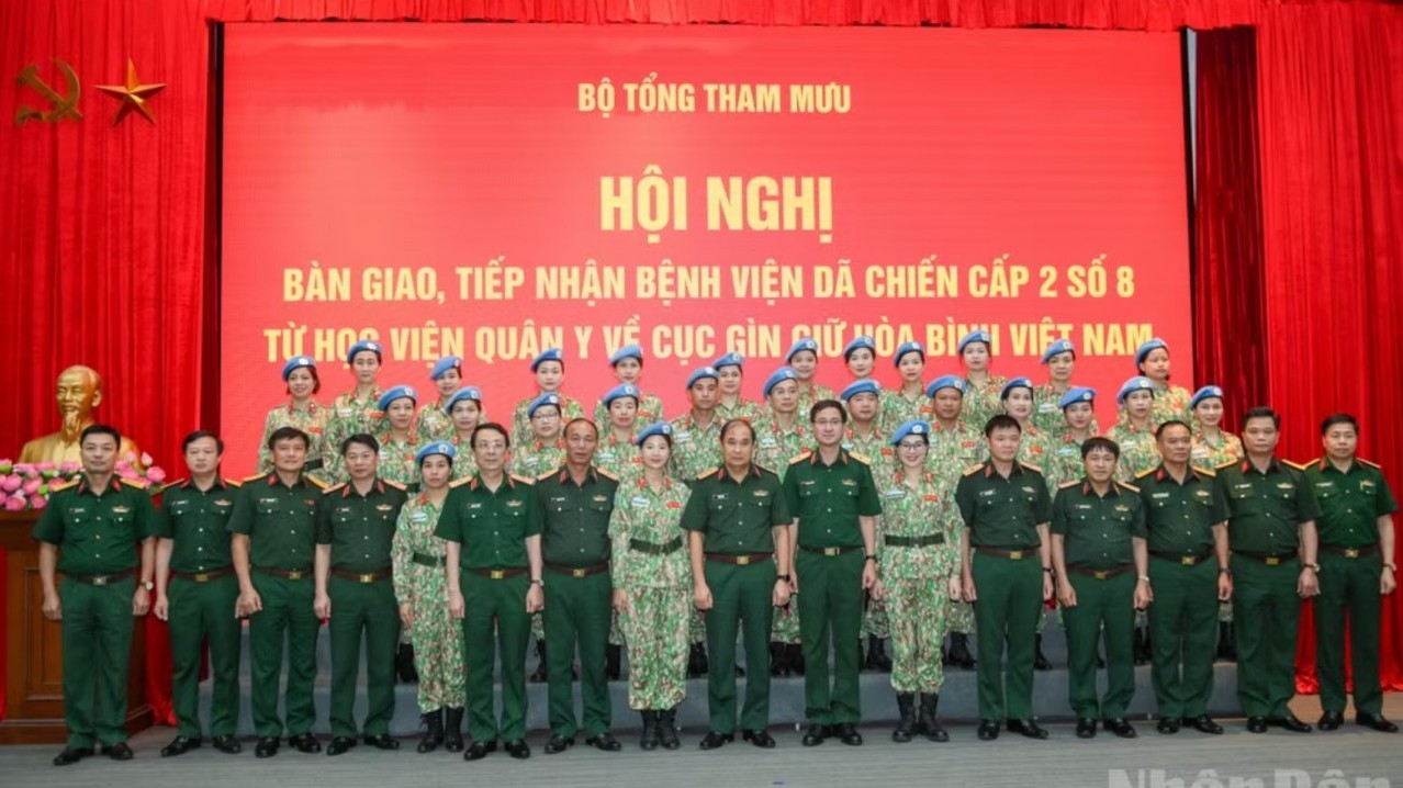 Cục Gìn giữ hòa bình Việt Nam tiếp nhận Bệnh viện dã chiến cấp 2 số 8 và Đội Công binh số 5
