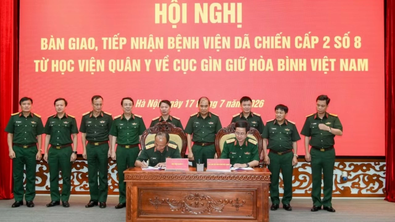 Đồng chí Thượng tướng Phùng Sĩ Tấn, Phó Tổng Tham mưu trưởng Quân đội nhân dân Việt Nam chứng kiến lễ ký Bàn giao Bệnh viện dã chiến cấp 2 số 8 từ Học viện Quân y về Cục Gìn giữ hòa bình Việt Nam. (Nguồn: Nhandan) Đồng chí Thượng tướng Phùng Sĩ Tấn, Phó Tổng Tham mưu trưởng Quân đội nhân dân Việt Nam chứng kiến lễ ký Bàn giao Bệnh viện dã chiến cấp 2 số 8 từ Học viện Quân y về Cục Gìn giữ hòa bình Việt Nam. (Nguồn: Nhandan)