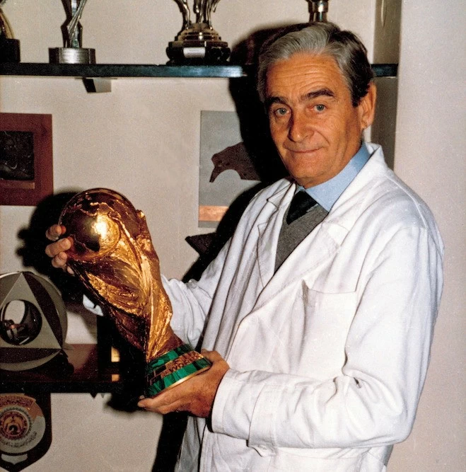 Từ xưởng điêu khắc ở Milan đến biểu tượng bất tử của World Cup: Những câu chuyện thú vị về chiếc cúp vàng danh giá Từ xưởng điêu khắc ở Milan đến biểu tượng bất tử của World Cup: Những câu chuyện thú vị về chiếc cúp vàng danh giá