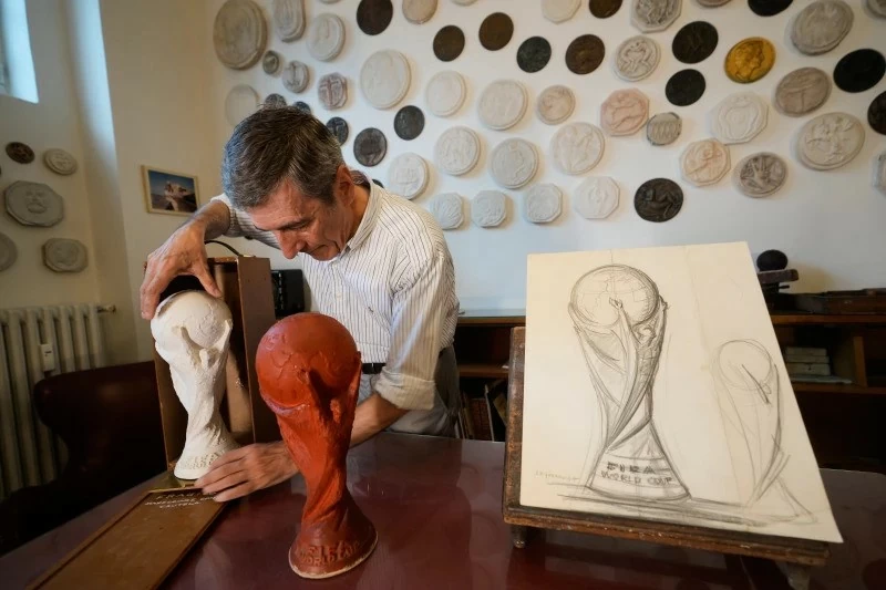 Từ xưởng điêu khắc ở Milan đến biểu tượng bất tử của World Cup: Những câu chuyện thú vị về chiếc cúp vàng danh giá Từ xưởng điêu khắc ở Milan đến biểu tượng bất tử của World Cup: Những câu chuyện thú vị về chiếc cúp vàng danh giá
