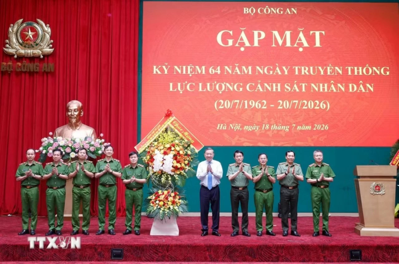 Tổng Bí thư, Chủ tịch nước Tô Lâm tặng hoa chúc mừng lực lượng Cảnh sát nhân dân. (Nguồn: TTXVN) Tổng Bí thư, Chủ tịch nước Tô Lâm tặng hoa chúc mừng lực lượng Cảnh sát nhân dân. (Nguồn: TTXVN)