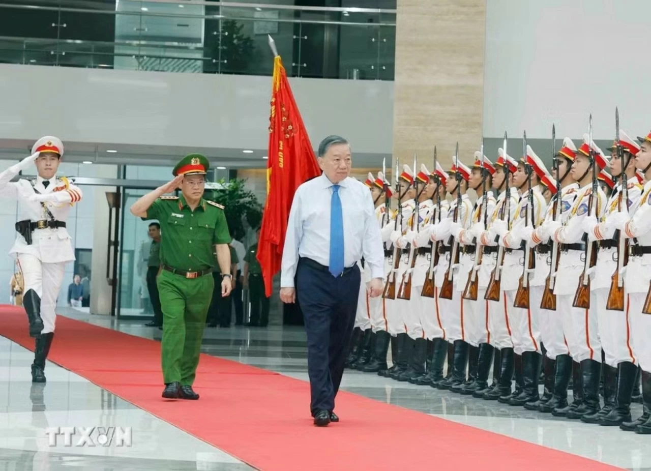 Tổng Bí thư, Chủ tịch nước dự Gặp mặt kỷ niệm 64 năm Ngày truyền thống lực lượng Cảnh sát nhân dân. (Nguồn: TTXVN) Tổng Bí thư, Chủ tịch nước dự Gặp mặt kỷ niệm 64 năm Ngày truyền thống lực lượng Cảnh sát nhân dân. (Nguồn: TTXVN)