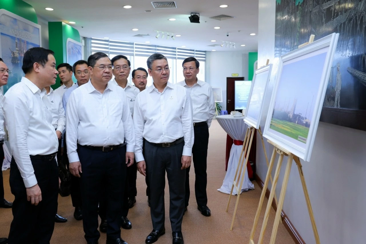 Phó Thủ tướng Thường trực Chính phủ Phạm Gia Túc tham quan không gian trưng bày hình ảnh, thành tựu nổi bật của Petrovietnam. Phó Thủ tướng Thường trực Chính phủ Phạm Gia Túc tham quan không gian trưng bày hình ảnh, thành tựu nổi bật của Petrovietnam.