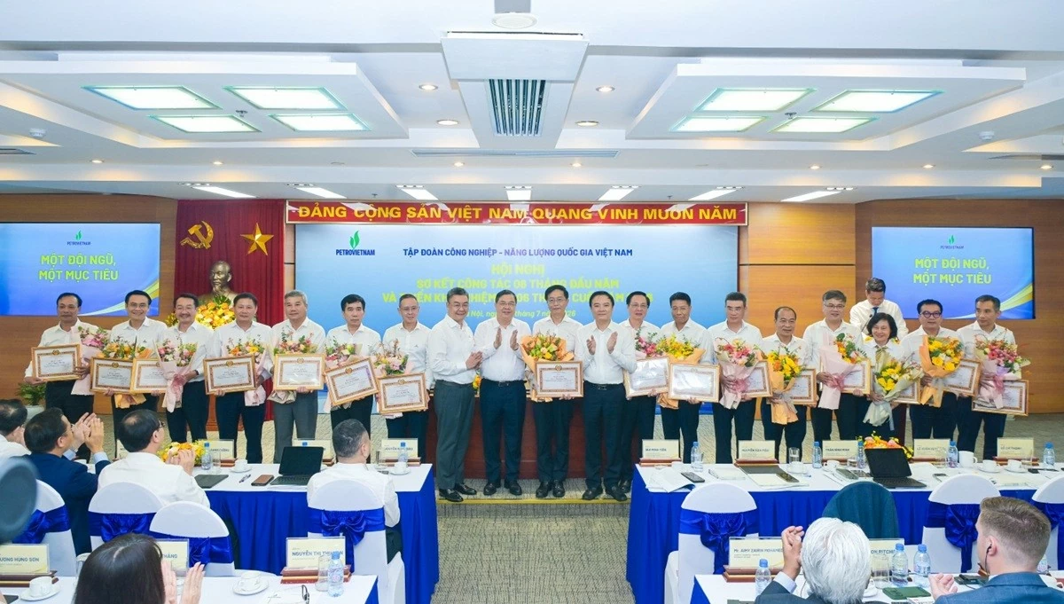 Đại diện các tổ chức Đảng, đảng viên Petrovietnam nhận Bằng khen của Đảng ủy Chính phủ trong hoàn thành xuất sắc nhiệm vụ 5 năm liền (2021-2025). Đại diện các tổ chức Đảng, đảng viên Petrovietnam nhận Bằng khen của Đảng ủy Chính phủ trong hoàn thành xuất sắc nhiệm vụ 5 năm liền (2021-2025).