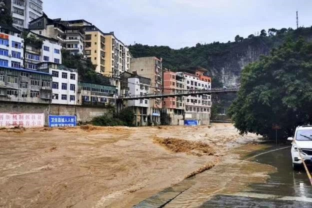 Dòng nước lũ cuồn cuộn chảy qua huyện Vô Tích ở Giang Tô, Trung Quốc. (Nguồn: Tân Hoa xã) Dòng nước lũ cuồn cuộn chảy qua huyện Vô Tích ở Giang Tô, Trung Quốc. (Nguồn: Tân Hoa xã)