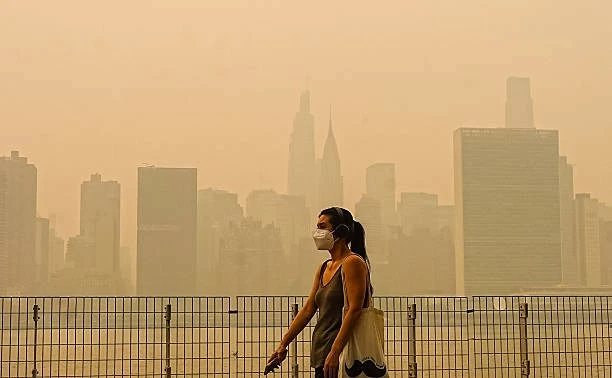 Khói từ các đám cháy rừng tại Canada bao phủ thành phố New York ngày 16/7, làm giảm tầm nhìn và nhuộm bầu trời màu cam. (Nguồn: Getty Images) Khói từ các đám cháy rừng tại Canada bao phủ thành phố New York ngày 16/7, làm giảm tầm nhìn và nhuộm bầu trời màu cam. (Nguồn: Getty Images)