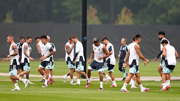Thời tiết xấu làm đảo lộn kế hoạch chuẩn bị chung kết World Cup của Tây Ban Nha và Argentina