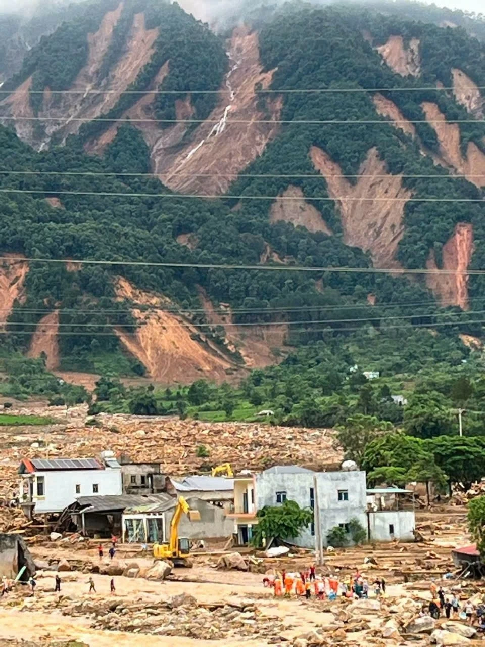 Trên quả đồi ở xã Mường Than xuất hiện những vệt sạt trượt khiến nhiều người chứng kiến lo sợ. (Ảnh: Nguyễn Hưng) Trên quả đồi ở xã Mường Than xuất hiện những vệt sạt trượt khiến nhiều người chứng kiến lo sợ. (Ảnh: Nguyễn Hưng)
