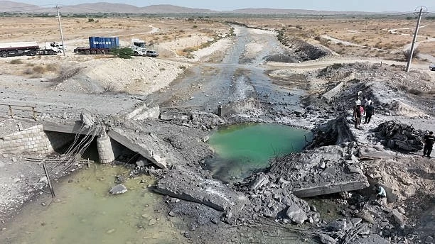 Cầu bị hư hại tại tỉnh Hormozgan, miền Nam Iran, sau các cuộc không kích của Mỹ ngày 16/7. (Nguồn: Getty Images)