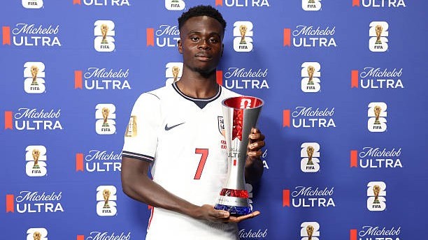 Đi vào lịch sử bóng đá Anh với cú hat-trick vào lưới tuyển Pháp, Saka được tôn vinh