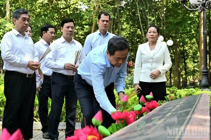 Chủ tịch Quốc hội Trần Thanh Mẫn viếng Anh hùng liệt sĩ Võ Thị Sáu, thăm Bà mẹ Việt Nam Anh hùng Chủ tịch Quốc hội Trần Thanh Mẫn viếng Anh hùng liệt sĩ Võ Thị Sáu, thăm Bà mẹ Việt Nam Anh hùng