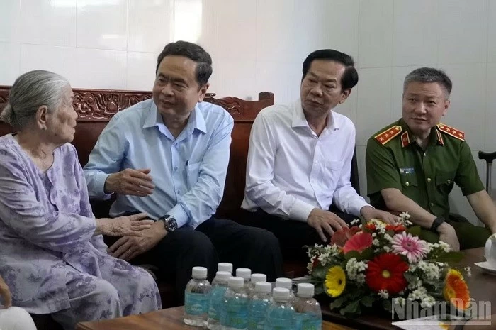Chủ tịch Quốc hội Trần Thanh Mẫn viếng Anh hùng liệt sĩ Võ Thị Sáu, thăm Bà mẹ Việt Nam Anh hùng Chủ tịch Quốc hội Trần Thanh Mẫn viếng Anh hùng liệt sĩ Võ Thị Sáu, thăm Bà mẹ Việt Nam Anh hùng