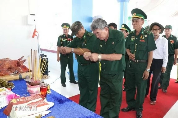 Tưởng niệm hơn 600 cán bộ, chiến sỹ hy sinh tại chiến trường Campuchia Tưởng niệm hơn 600 cán bộ, chiến sỹ hy sinh tại chiến trường Campuchia