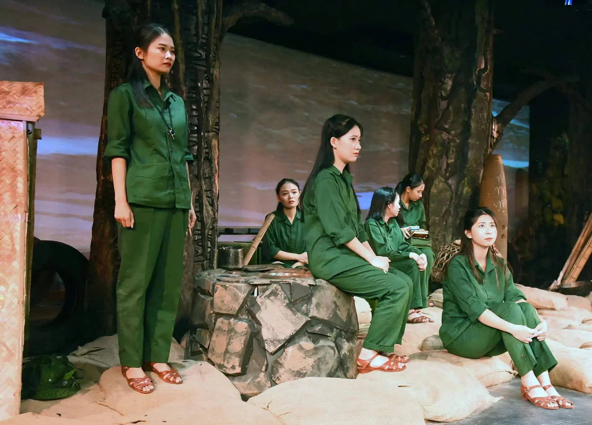 Đưa lịch sử chạm vào trái tim: Sức hút từ ‘Huyền thoại tuổi thanh xuân’ Đưa lịch sử chạm vào trái tim: Sức hút từ ‘Huyền thoại tuổi thanh xuân’