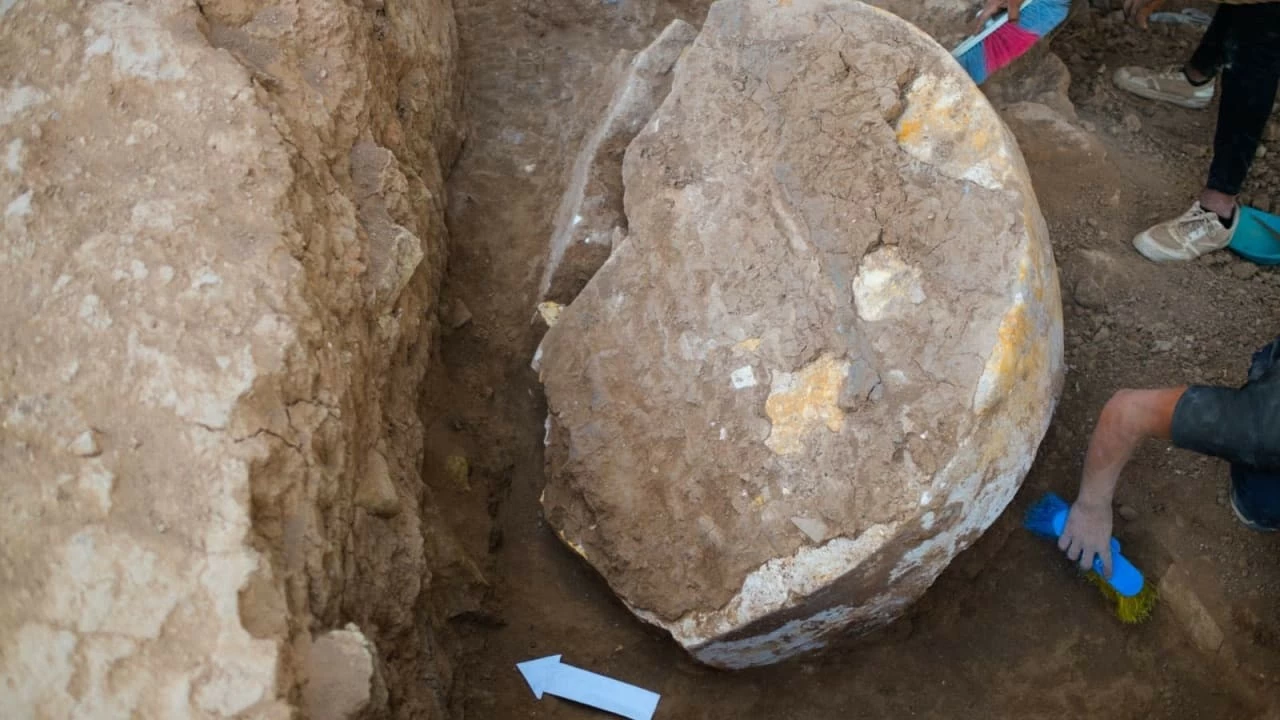 Một mảnh vỡ của tấm bia đá cổ có niên đại từ thời trị vì của vua Assyria Ashurbanipal được tìm thấy ở tỉnh Nineveh, Iraq, ngày 17 tháng 7 năm 2026. ( Nguồn ảnh : Facebook/Ảnh chụp màn hình/Cơ quan Quản lý Cổ vật và Di sản Iraq ) Một mảnh vỡ của tấm bia đá cổ có niên đại từ thời trị vì của vua Assyria Ashurbanipal được tìm thấy ở tỉnh Nineveh, Iraq, ngày 17 tháng 7 năm 2026. ( Nguồn ảnh : Facebook/Ảnh chụp màn hình/Cơ quan Quản lý Cổ vật và Di sản Iraq )