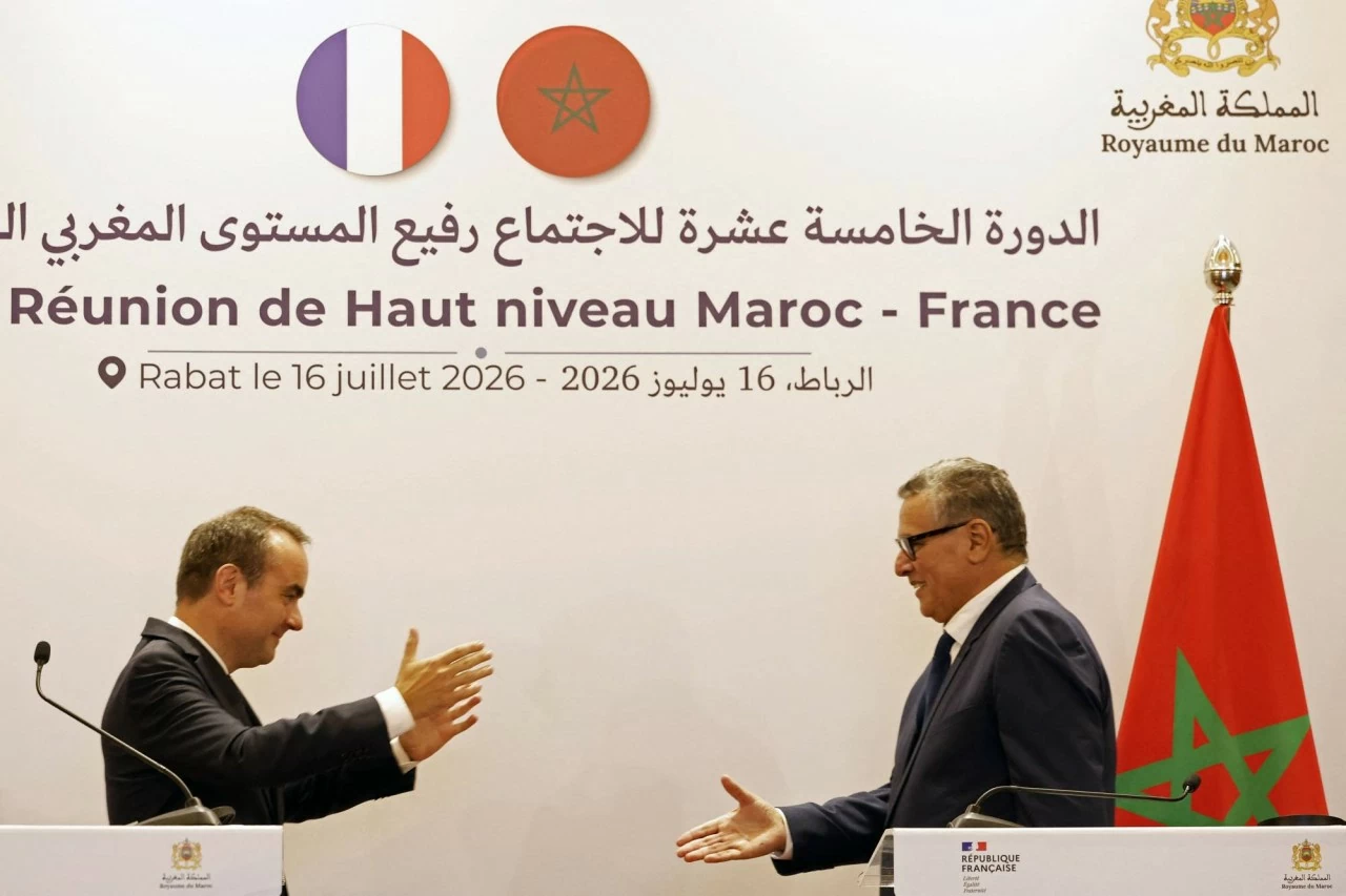 Sébastien Lecornu (trái) và người đồng cấp Morocco Aziz Akhannouch tại cuộc họp báo tại trụ sở Bộ Ngoại giao Morocco, ngày 16/7. (Nguồn: Getty I