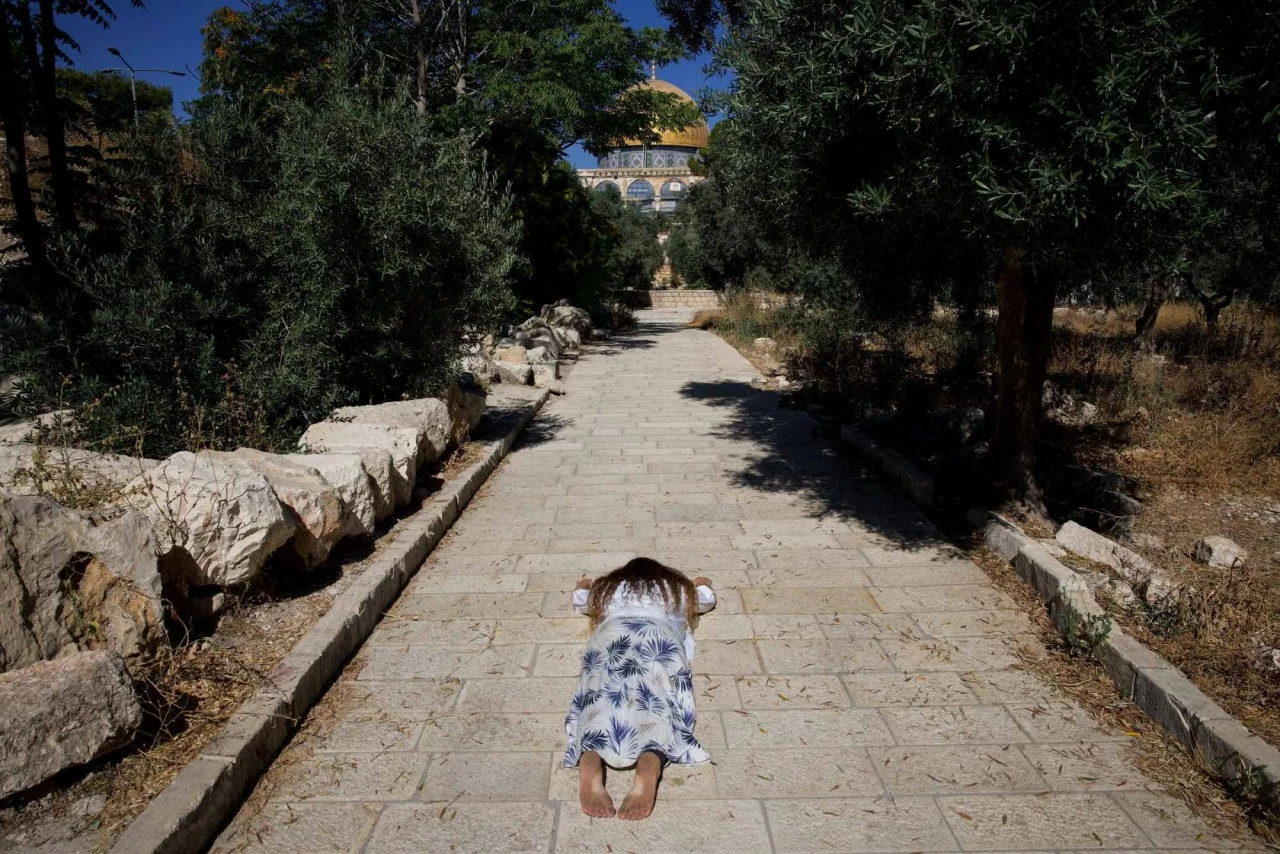 Một tín đồ Do Thái nằm phủ phục trên mặt đất trong chuyến thăm khuôn viên Al-Aqsa compound, nơi người Do Thái gọi là Temple Mount, tại khu phố cổ Jerusalem. Israel sẽ tổ chức tổng tuyển cử vào ngày 27/10, đánh dấu lần đầu tiên cử tri nước này có cơ hội đưa ra đánh giá đối với Thủ tướng Benjamin Netanyahu và liên minh cầm quyền kể từ sau cuộc tấn công do Hamas dẫn đầu ngày 7/10/2023. (Nguồn: The Guardian)