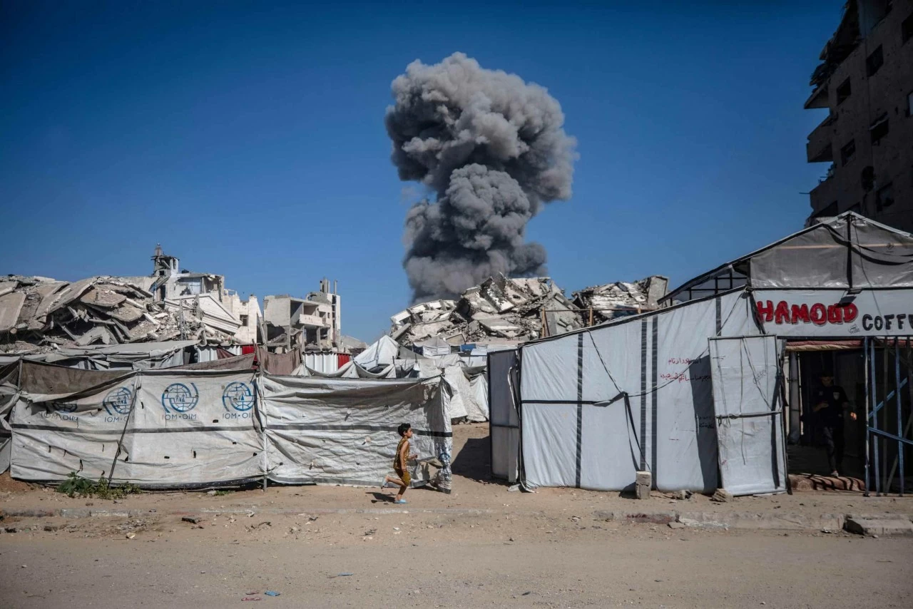 Khói bốc lên sau một cuộc không kích của Israel xuống khu vực phía nam Gaza City. (Nguồn: EPA)