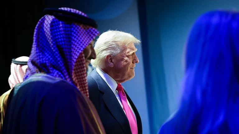 Tổng thống Mỹ Donald Trump và Thái tử Saudi Arabia Mohammed bin Salman tại một diễn đàn đầu tư song phương. Theo CNN, Washington đã hoàn tất dự thảo thỏa thuận cho phép Riyadh phát triển chương trình hạt nhân dân sự, bao gồm quyền làm giàu uranium trong nước, hiện chỉ còn chờ Tổng thống Trump ký phê duyệt. (Nguồn: RT)