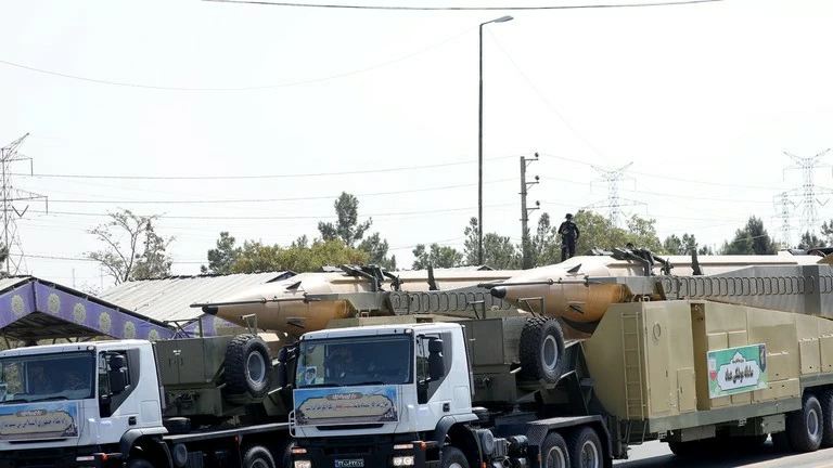 Tên lửa đạn đạo Emad của Iran trong một cuộc duyệt binh quân sự. Truyền thông Mỹ cho biết, Washington ngày càng lo ngại năng lực xuyên thủng hệ thống phòng không của Tehran sau các cuộc tập kích nhằm vào căn cứ quân sự Mỹ tại Jordan. (Nguồn: RT)