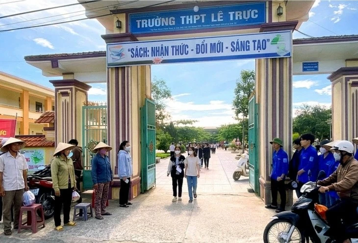 Bộ trưởng GD-ĐT làm việc với lãnh đạo Quảng Trị về vụ vi phạm thi tốt nghiệp Bộ trưởng GD-ĐT làm việc với lãnh đạo Quảng Trị về vụ vi phạm thi tốt nghiệp