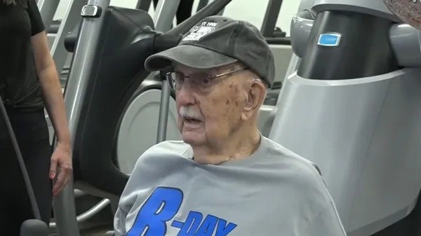 Cụ ông 100 tuổi đón sinh nhật tại phòng gym
