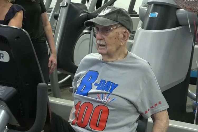 Cụ ông 100 tuổi đón sinh nhật tại phòng gym