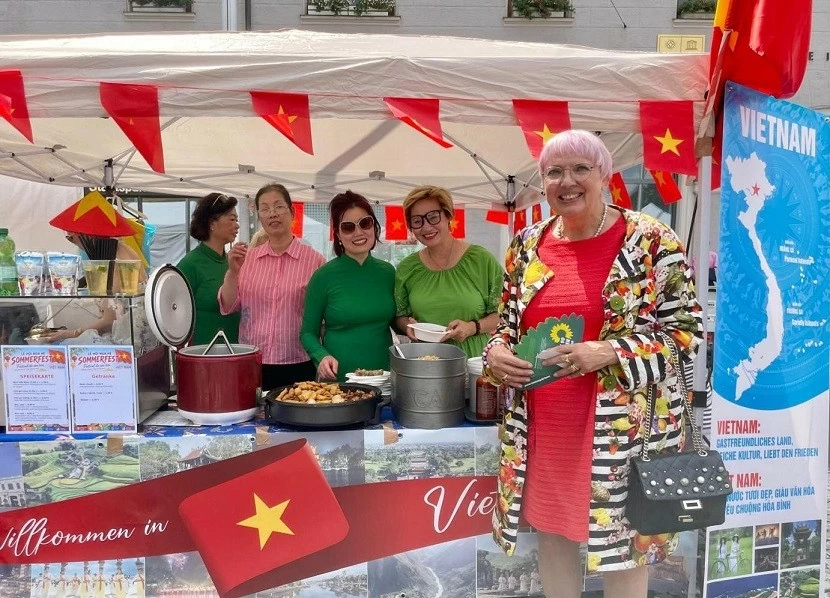 Văn hóa Việt Nam thu hút bạn bè quốc tế tại lễ hội mùa Hè tại Đức Văn hóa Việt Nam thu hút bạn bè quốc tế tại lễ hội mùa Hè tại Đức