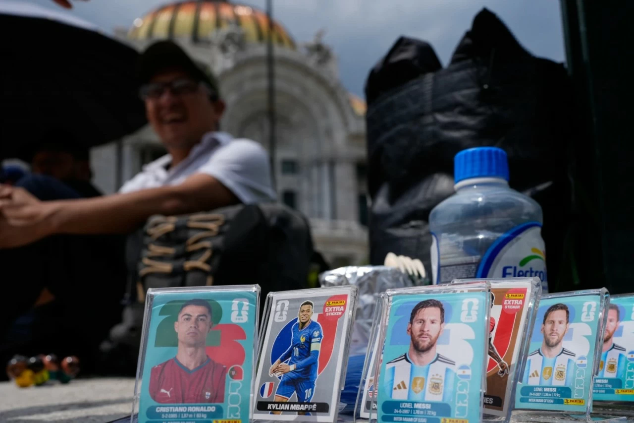 Cơn sốt thẻ cầu thủ World Cup 2026: Album Panini cháy hàng, người hâm mộ đua nhau sưu tập 980 miếng dán lịch sử Cơn sốt thẻ cầu thủ World Cup 2026: Album Panini cháy hàng, người hâm mộ đua nhau sưu tập 980 miếng dán lịch sử