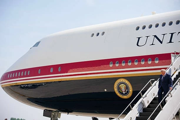 Tổng thống Mỹ Donald Trump rời chuyên cơ Air Force One tại sân bay quốc tế John F. Kennedy (New York) ngày 17/7, trước khi tham dự buổi tiếp đón FIFA tại Trump Tower. (Nguồn: Getty Images) Tổng thống Mỹ Donald Trump rời chuyên cơ Air Force One tại sân bay quốc tế John F. Kennedy (New York) ngày 17/7, trước khi tham dự buổi tiếp đón FIFA tại Trump Tower. (Nguồn: Getty Images)