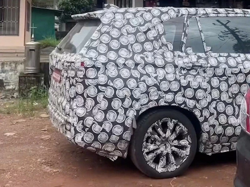Toyota Innova Cross bản facelift lộ diện tại Ấn Độ Toyota Innova Cross bản facelift lộ diện tại Ấn Độ