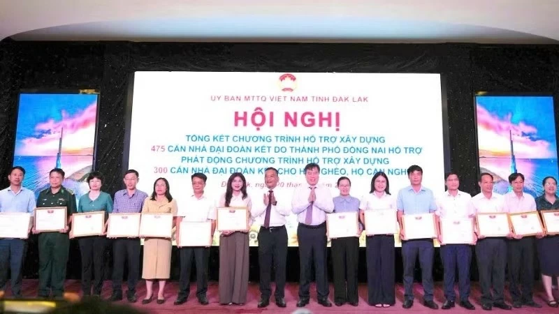 Tỉnh Đắk Lắk phát động chương trình hỗ trợ xây dựng 300 căn nhà Đại đoàn kết cho hộ nghèo do Tổng Bí thư, Chủ tịch nước Tô Lâm trao tặng Tỉnh Đắk Lắk phát động chương trình hỗ trợ xây dựng 300 căn nhà Đại đoàn kết cho hộ nghèo do Tổng Bí thư, Chủ tịch nước Tô Lâm trao tặng