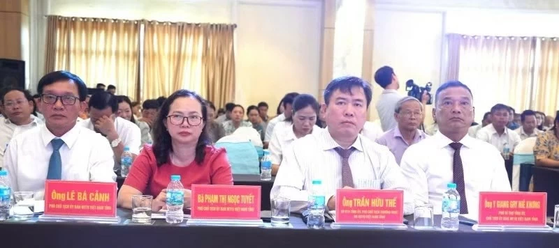 Tỉnh Đắk Lắk phát động chương trình hỗ trợ xây dựng 300 căn nhà Đại đoàn kết cho hộ nghèo do Tổng Bí thư, Chủ tịch nước Tô Lâm trao tặng Tỉnh Đắk Lắk phát động chương trình hỗ trợ xây dựng 300 căn nhà Đại đoàn kết cho hộ nghèo do Tổng Bí thư, Chủ tịch nước Tô Lâm trao tặng