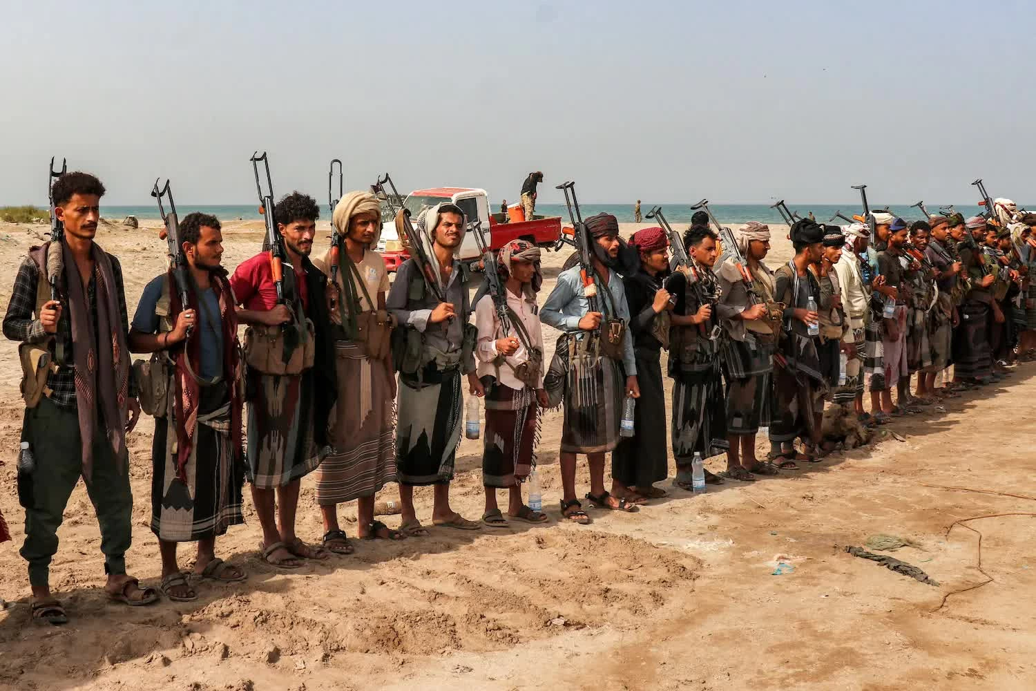 Lực lượng Houthi tại Yemen tuyên bố áp đặt phong tỏa hàng hải đối với Saudi Arabia, làm gia tăng nguy cơ căng thẳng lan rộng trên các tuyến vận tải chiến lược tại Trung Đông. (Nguồn: Foreign Policy) Lực lượng Houthi tại Yemen tuyên bố áp đặt phong tỏa hàng hải đối với Saudi Arabia, làm gia tăng nguy cơ căng thẳng lan rộng trên các tuyến vận tải chiến lược tại Trung Đông. (Nguồn: Foreign Policy)