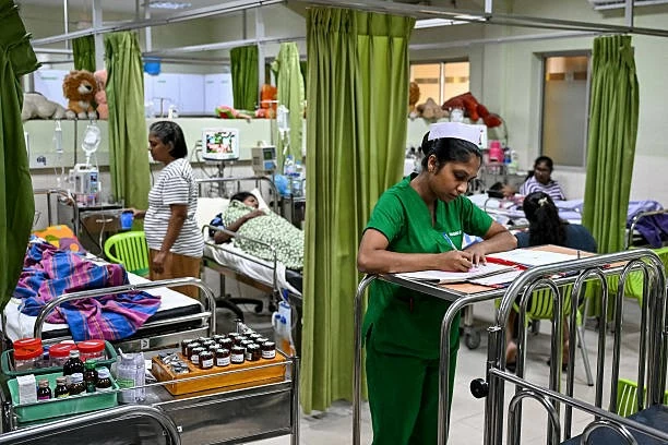 Bệnh nhân sốt xuất huyết điều trị tại Bệnh viện Đa khoa quận ở thành phố Negombo, Sri Lanka, ngày 16/7. (Nguồn: Getty Images) Bệnh nhân sốt xuất huyết điều trị tại Bệnh viện Đa khoa quận ở thành phố Negombo, Sri Lanka, ngày 16/7. (Nguồn: Getty Images)
