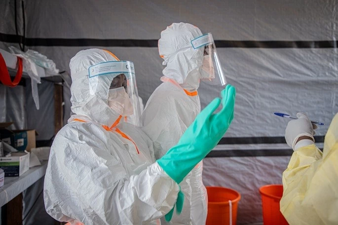 Nhân viên y tế mặc đồ bảo hộ tại một trung tâm điều trị Ebola ở thành phố Bunia, thủ phủ tỉnh Ituri (CHDC Congo). (Nguồn: Tân Hoa xã) Nhân viên y tế mặc đồ bảo hộ tại một trung tâm điều trị Ebola ở thành phố Bunia, thủ phủ tỉnh Ituri (CHDC Congo). (Nguồn: Tân Hoa xã)