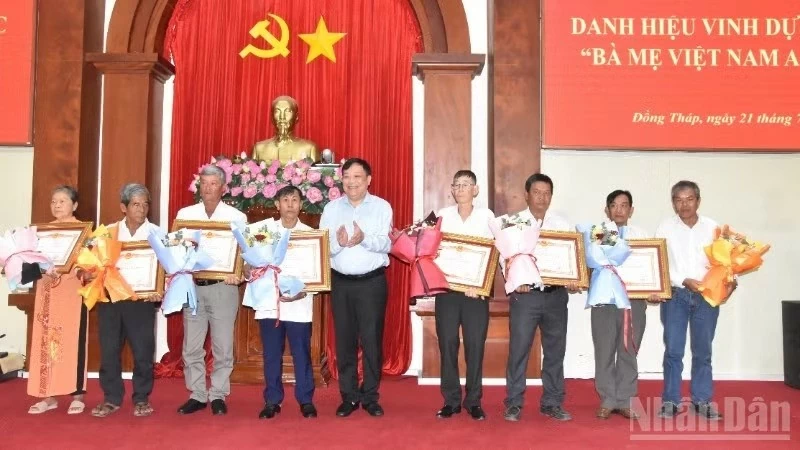 Tỉnh Đồng Tháp: Trao tặng, truy tặng danh hiệu vinh dự Nhà nước Bà mẹ Việt Nam Anh hùng Tỉnh Đồng Tháp: Trao tặng, truy tặng danh hiệu vinh dự Nhà nước Bà mẹ Việt Nam Anh hùng