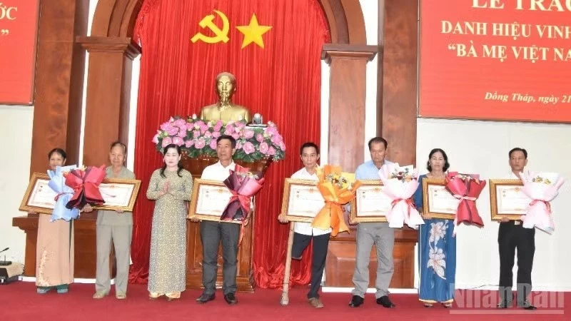 Tỉnh Đồng Tháp: Trao tặng, truy tặng danh hiệu vinh dự Nhà nước Bà mẹ Việt Nam Anh hùng Tỉnh Đồng Tháp: Trao tặng, truy tặng danh hiệu vinh dự Nhà nước Bà mẹ Việt Nam Anh hùng