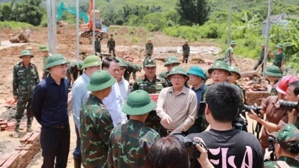 Phó Thủ tướng Hồ Quốc Dũng kiểm tra khắc phục hậu quả mưa lũ ở xã Mường Than, tỉnh Lai Châu