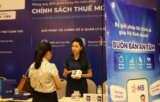 MB giới thiệu Bộ giải pháp tài chính số giúp hộ kinh doanh buôn bán an tâm tại Hội thảo. MB giới thiệu Bộ giải pháp tài chính số giúp hộ kinh doanh buôn bán an tâm tại Hội thảo.