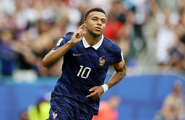 Kylian Mbappe ăn mừng bàn thắng thứ ba của tuyển Pháp trong trận tranh hạng Ba World Cup 2026 với tuyển Anh ngày 18/7. Với pha lập công này, tiền đạo người Pháp nâng tổng số bàn thắng tại các kỳ World Cup lên 22, trở thành chân sút ghi nhiều bàn nhất trong lịch sử giải đấu. (Nguồn: Getty Images) Kylian Mbappe ăn mừng bàn thắng thứ ba của tuyển Pháp trong trận tranh hạng Ba World Cup 2026 với tuyển Anh ngày 18/7. Với pha lập công này, tiền đạo người Pháp nâng tổng số bàn thắng tại các kỳ World Cup lên 22, trở thành chân sút ghi nhiều bàn nhất trong lịch sử giải đấu. (Nguồn: Getty Images)