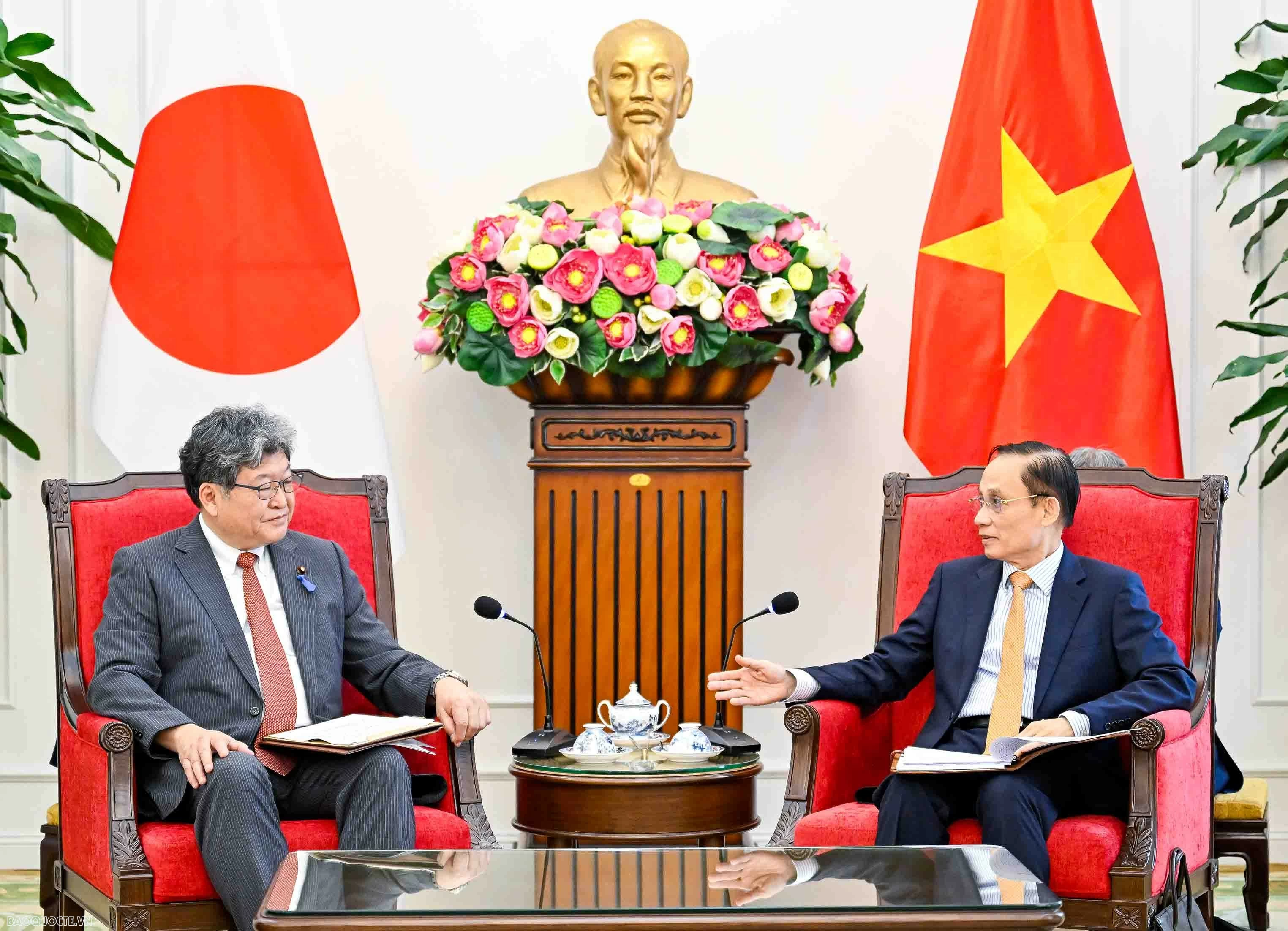 Bộ trưởng Ngoại giao Lê Hoài Trung chúc mừng những thành tựu quan trọng của Nhật Bản và Đảng LDP trong thời gian qua. (Ảnh: Nguyễn Hồng) BTNG