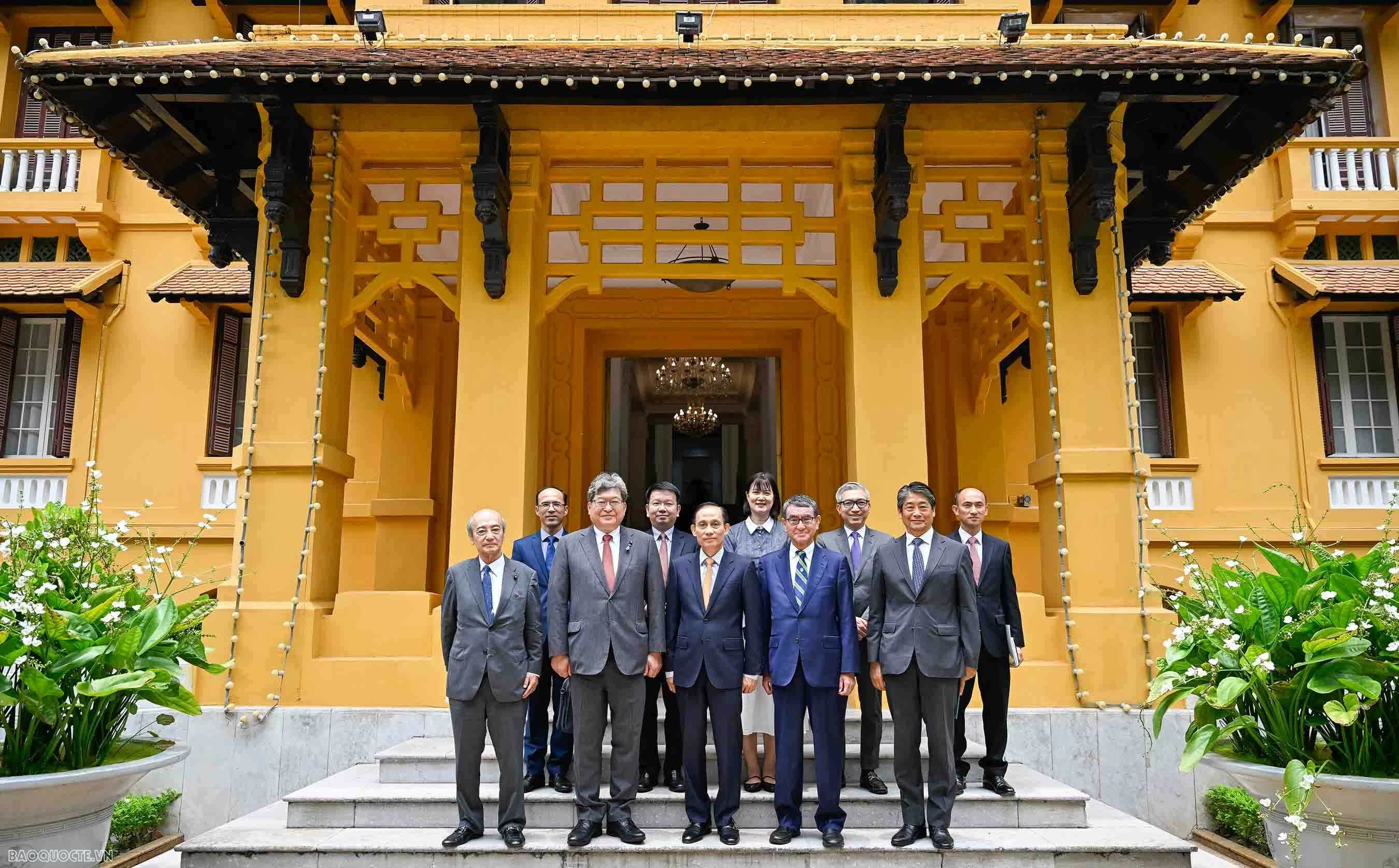 Đoàn đại biểu hai nước chụp ảnh lưu niệm. (Ảnh: Nguyễn hồng) Bộ trưởng Ngoại giao Lê Hoài Trung tiếp Quyền Tổng Thư ký Đảng LDP Nhật Bản