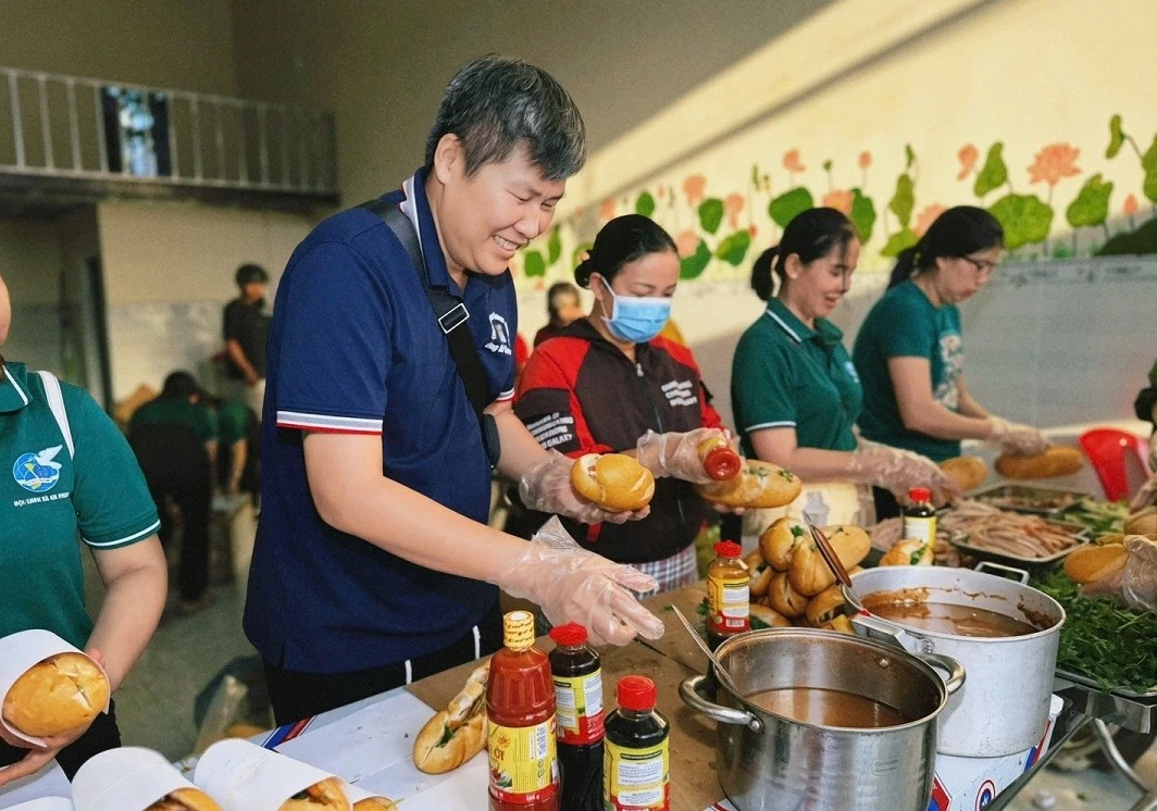 ‘Bếp cơm 0 đồng’ của TikToker trẻ Phạm Ngọc Dũng