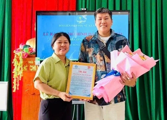 Anh nhận thư tri ân vì những đóng góp duy trì bếp ăn cùng Hội Liên hiệp Phụ nữ xã An Phước (Đồng Nai)