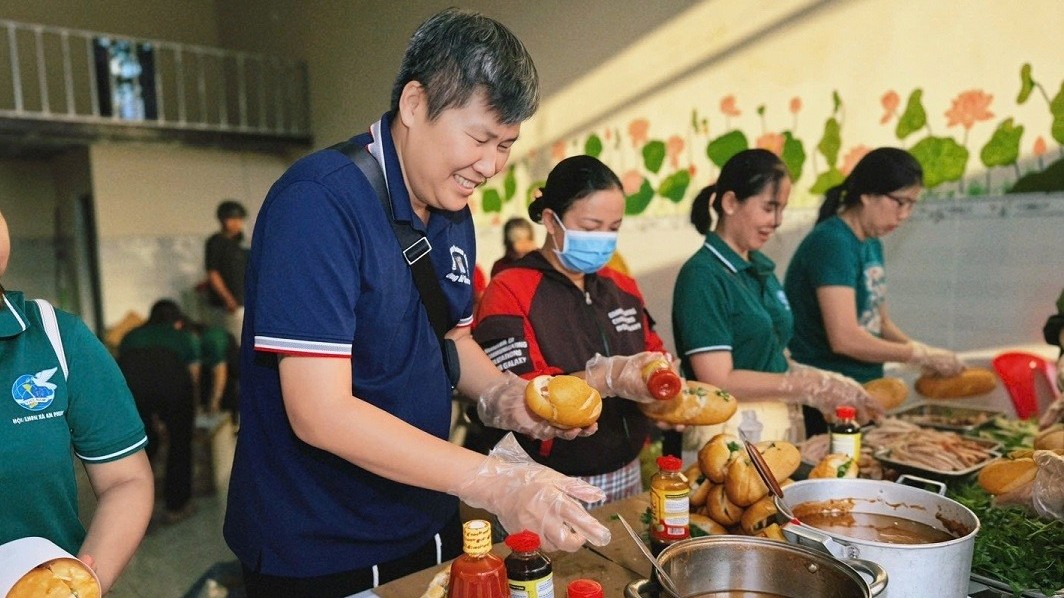 ‘Bếp cơm 0 đồng’ của TikToker trẻ Phạm Ngọc Dũng